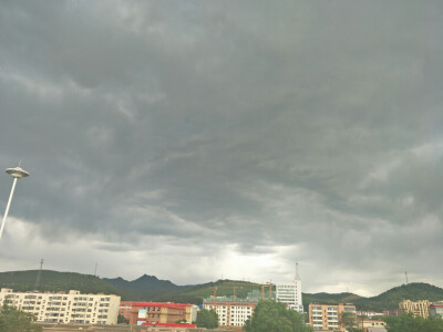 眼前下雨了身后天晴了