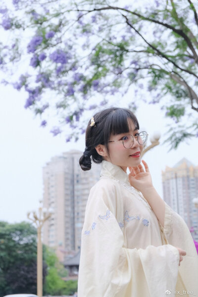 来我家楼下看蓝花楹吧～
衣 |@春山集Bambolotta
裙 |@瞳莞汉服
cr@x_tree_
#春山集##树的汉服穿搭# ​​​