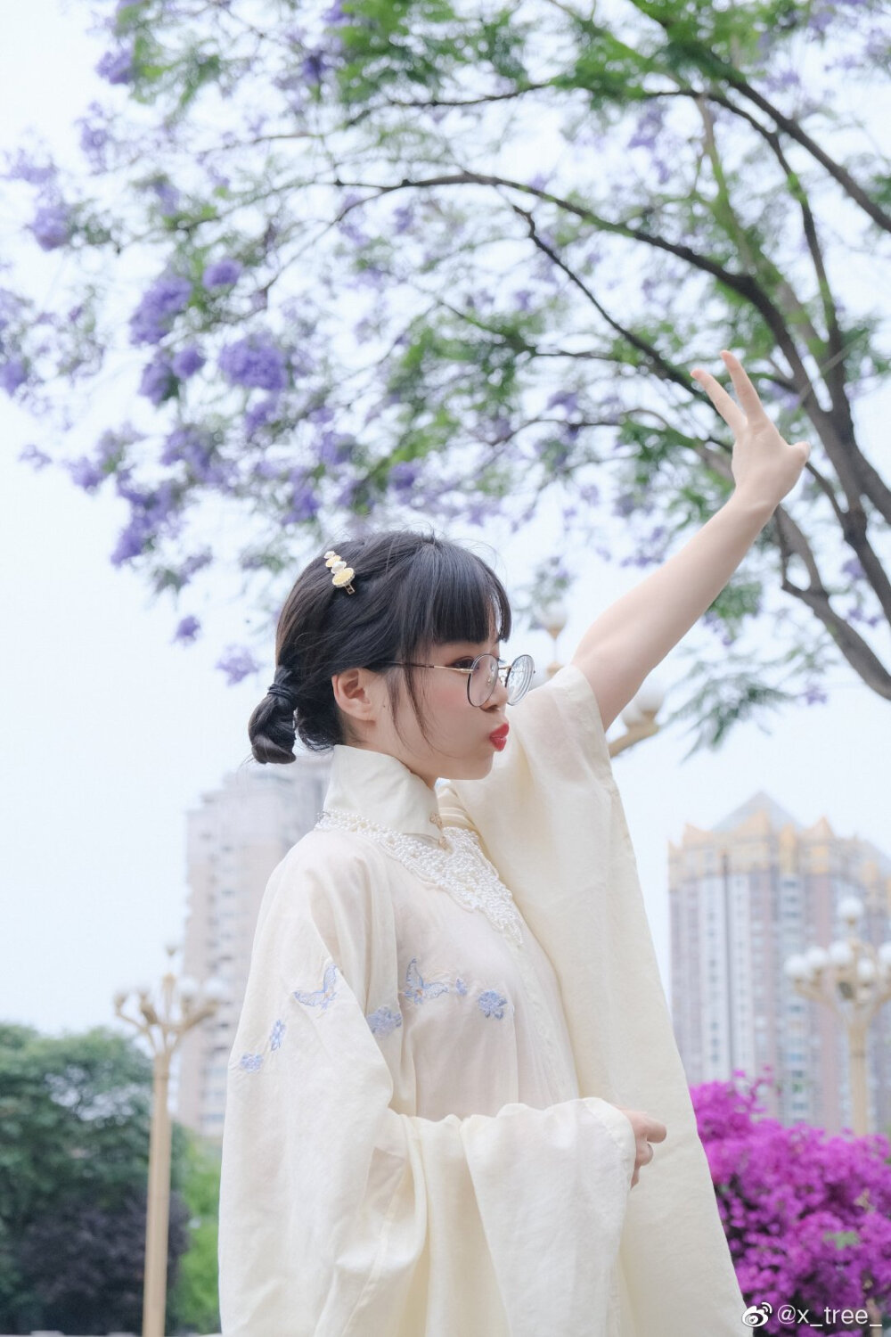 来我家楼下看蓝花楹吧～
衣 |@春山集Bambolotta
裙 |@瞳莞汉服
cr@x_tree_
#春山集##树的汉服穿搭# ​​​