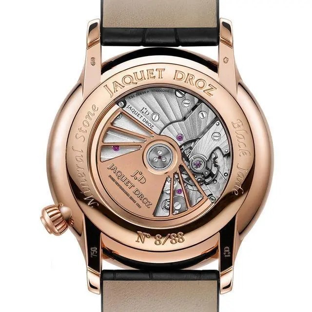 雅克德罗(Jaquet Droz)2020新款 墨玉偏心大秒针
J006033275（表底）
直径43毫米，厚度12毫米，防水系数30米。墨玉（角闪岩，来自澳洲）表盘，带有18K红金镶饰，鳄鱼皮表带，限量发行88枚。
搭载自动上链机械机芯Jaquet Droz 2663A.P，动力储存约68小时，18K红金摆陀。
雅克德罗(Jaquet Droz)无疑是最有格调的腕表品牌，这个由大清乾隆皇帝御赐品牌中文名的瑞士名表早已在全球市场打下了一片广阔的天地。