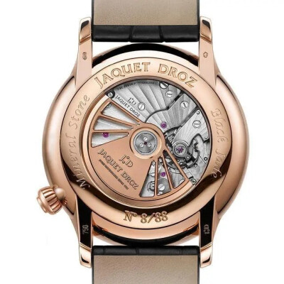 雅克德罗(Jaquet Droz)2020新款 墨玉偏心大秒针
J006033275（表底）
直径43毫米，厚度12毫米，防水系数30米。墨玉（角闪岩，来自澳洲）表盘，带有18K红金镶饰，鳄鱼皮表带，限量发行88枚。
搭载自动上链机械机芯Ja…