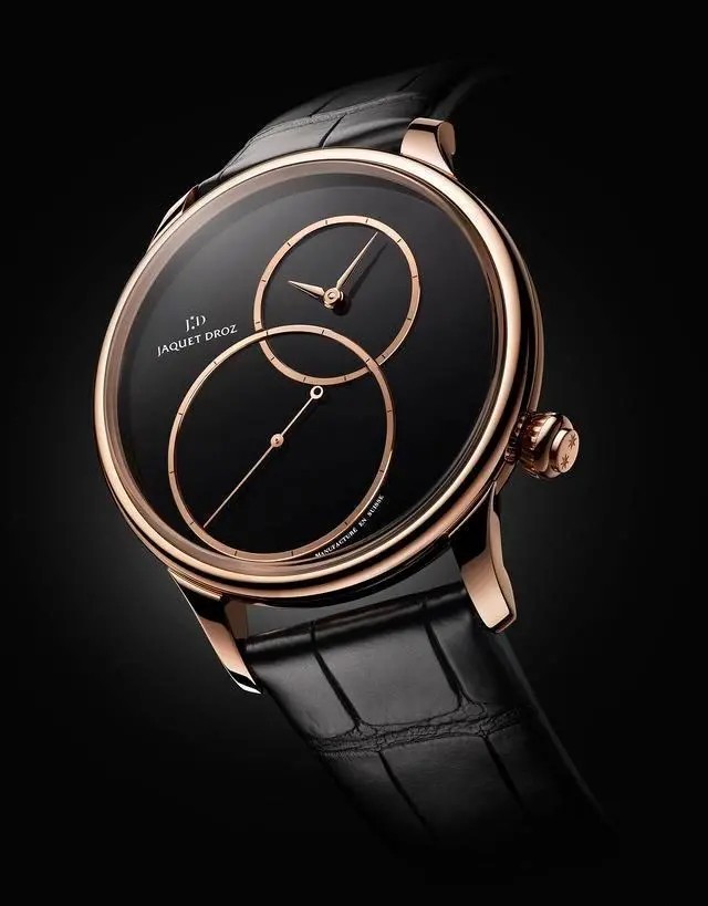 雅克德罗(Jaquet Droz)2020新款 墨玉偏心大秒针
J006033275，直径43毫米，厚度12毫米，防水系数30米。墨玉（角闪岩，来自澳洲）表盘，带有18K红金镶饰，鳄鱼皮表带，限量发行88枚。
搭载自动上链机械机芯Jaquet Droz 2663A.P，动力储存约68小时，18K红金摆陀。
雅克德罗(Jaquet Droz)无疑是最有格调的腕表品牌，这个由大清乾隆皇帝御赐品牌中文名的瑞士名表早已在全球市场打下了一片广阔的天地。