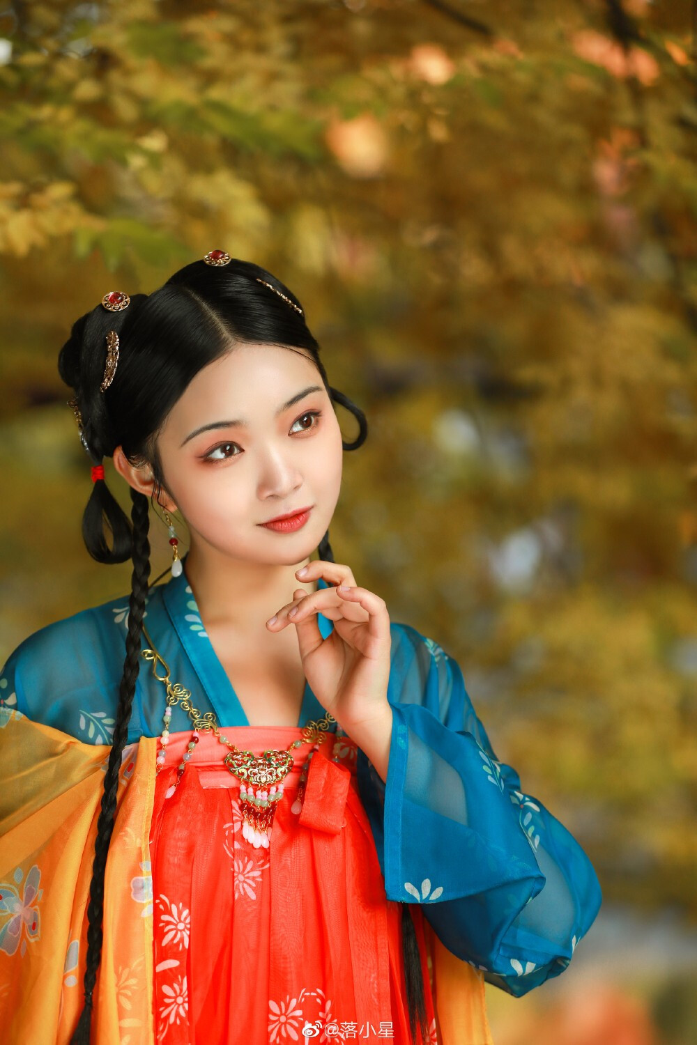 #北京约拍#
落日晚山秋，枫叶稍稍响
拍摄后期：@落小星
出镜：@李焖饭
造型：@刘乐-乐乐de摄影
汉服：@湘灵记汉服
拍摄地：@颐和园
#北京约拍##故宫约拍##汉服摄影##古风美少年##汉服约拍##颐和园##北京汉服约拍##汉服美少女##汉服摄影##汉服写真##北京随手拍#