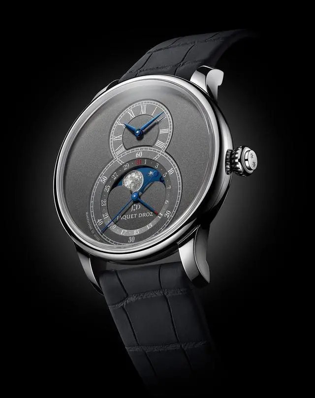 雅克德罗(Jaquet Droz)2020新款 月相大秒针J007530242
J007530242，精钢表壳，直径43毫米，厚度13.23毫米，防水系数30米。灰色喷砂表盘，蓝钢月相刻度盘，18K白金星形镶饰，22K白金月亮镶饰，鳄鱼皮表带。
搭载Jaquet Droz 2660QL3自动上链机械机芯，重金属摆陀，动力约68小时，月相高度精准。