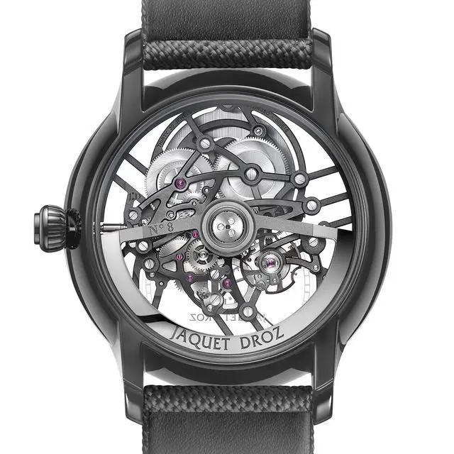 雅克德罗(Jaquet Droz)2020新款 大秒针镂空腕表J003525542（表底）
J003525542，直径41.5毫米，厚度12.48毫米，防水系数30米。等离子陶瓷表壳，多重表面处理，合成蓝宝石水晶表盘，18K白金时标下还有一层18K白金时分表盘，经灰色镀层工艺处理，织物表带。
搭载Jaquet Droz 2663 SQ自动上链镂空机械机芯，18K白金摆陀，动力约68小时。