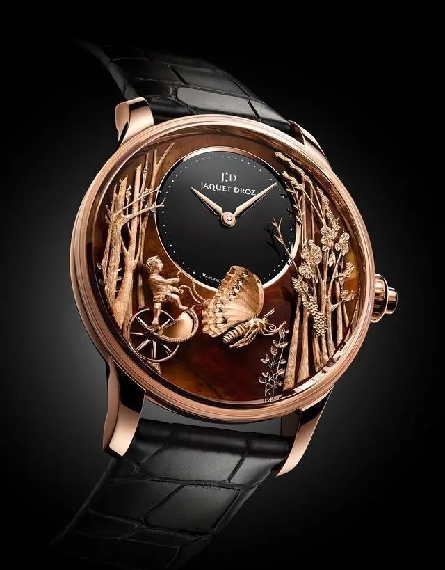 雅克德罗(Jaquet Droz)2020新款 自动玩偶系列J032533275
J032533275，直径43毫米，厚度16.63毫米，防水系数30米。18K红金表壳，钦奇拉红石化木和黑色缟玛瑙表盘，搭配手工雕刻18K红金镶饰，鳄鱼皮表带，限量生产28枚。
搭载Jaquet Droz 2653 AT1自动上链机械机芯，22K红金摆陀，动力储存约68小时。手动上链自动玩偶，配按钮触发装置，可启动蝴蝶翅膀和战车车轮。
自动玩偶系列作为雅克德罗的代表作，自动玩偶系列也是品牌最初“打天下”的重要武器，本次一共发布了三枚新款限量版爱之蝴蝶自动玩偶腕表，款款都是精品，是那种打着灯笼没处找，提着一箱现金也买不到的极品。