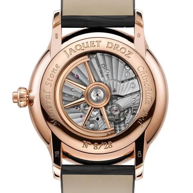 雅克德罗(Jaquet Droz)2020新款自动玩偶系列J032533275（表底）
J032533275，直径43毫米，厚度16.63毫米，防水系数30米。18K红金表壳，钦奇拉红石化木和黑色缟玛瑙表盘，搭配手工雕刻18K红金镶饰，鳄鱼皮表带，限量生产28枚。
搭载Jaquet Droz 2653 AT1自动上链机械机芯，22K红金摆陀，动力储存约68小时。手动上链自动玩偶，配按钮触发装置，可启动蝴蝶翅膀和战车车轮。
自动玩偶系列作为雅克德罗的代表作，自动玩偶系列也是品牌最初“打天下”的重要武器，本次一共发布了三枚新款限量版爱之蝴蝶自动玩偶腕表，款款都是精品，是那种打着灯笼没处找，提着一箱现金也买不到的极品。