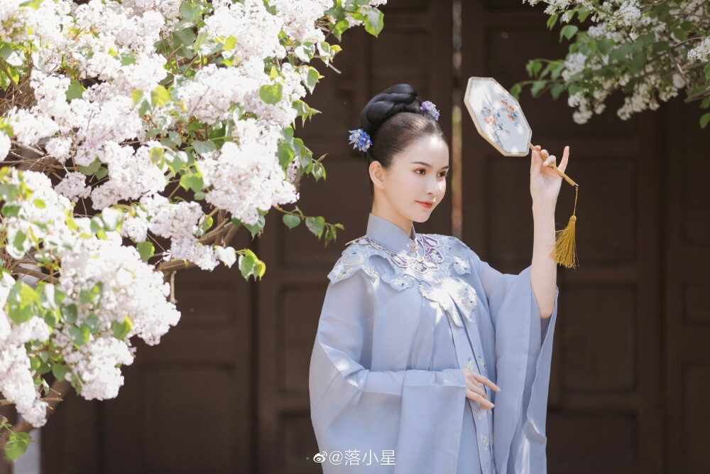 #北京约拍#
几树瑶花小院东 香送幽幽露簌风
- - 白丁香
摄影后期：@落小星
出镜mm：@戴丽哈neylla
妆造师：@-Medea-
同行摄影：@萧然de小虎牙
汉服：@雾月渡_原望川秋水汉服馆
地点：奥林匹克公园
#北京约拍##汉服摄影##汉服约拍[超话]##故宫约拍##穿汉服的女生可以有多仙#