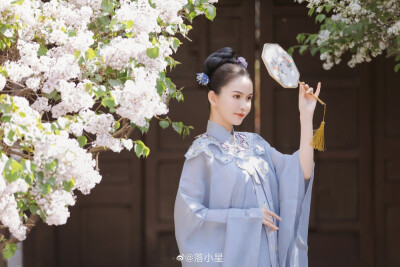 #北京约拍#
几树瑶花小院东 香送幽幽露簌风
- - 白丁香
摄影后期：@落小星
出镜mm：@戴丽哈neylla
妆造师：@-Medea-
同行摄影：@萧然de小虎牙
汉服：@雾月渡_原望川秋水汉服馆
地点：奥林匹克公园
#北京约拍…