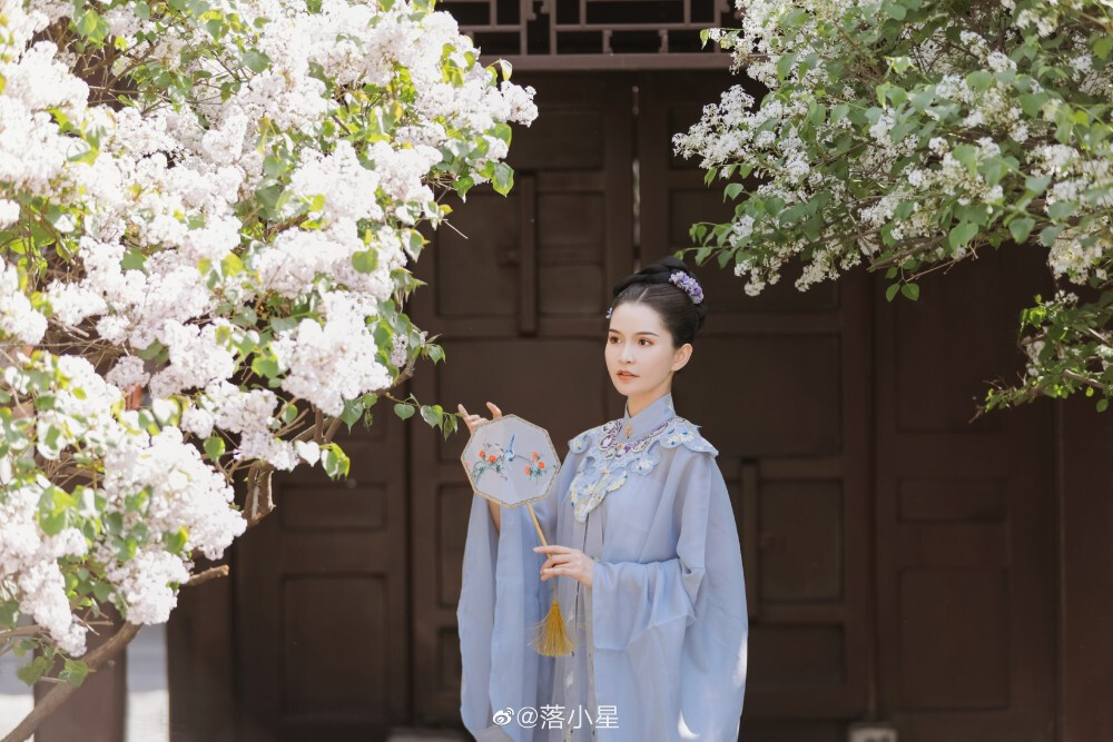 #北京约拍#
几树瑶花小院东 香送幽幽露簌风
- - 白丁香
摄影后期：@落小星
出镜mm：@戴丽哈neylla
妆造师：@-Medea-
同行摄影：@萧然de小虎牙
汉服：@雾月渡_原望川秋水汉服馆
地点：奥林匹克公园
#北京约拍##汉服摄影##汉服约拍[超话]##故宫约拍##穿汉服的女生可以有多仙#