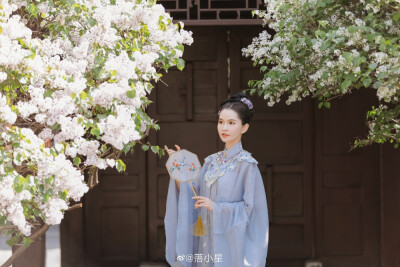 #北京约拍#
几树瑶花小院东 香送幽幽露簌风
- - 白丁香
摄影后期：@落小星
出镜mm：@戴丽哈neylla
妆造师：@-Medea-
同行摄影：@萧然de小虎牙
汉服：@雾月渡_原望川秋水汉服馆
地点：奥林匹克公园
#北京约拍…