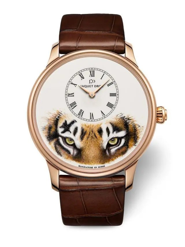 雅克德罗(Jaquet Droz)2020新款 艺术工坊系列J005033331
J005033331，直径43毫米，厚度12.06毫米，防水系数30米。18K红金表壳，象牙色大明火珐琅表盘，微绘装饰。鳄鱼皮表带，限量28枚。
搭载Jaquet Droz 2653.P自动上链机械机芯，18K红（白）金摆陀，动力约68小时。