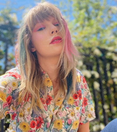 Taylor Swift we love her