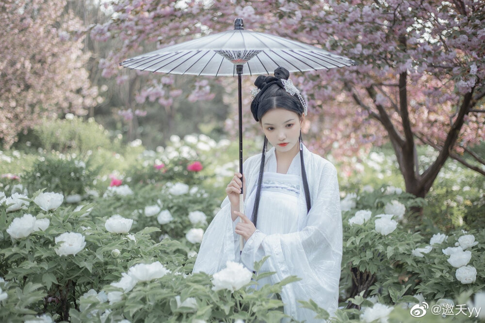 欲离红尘
奈何影落人间