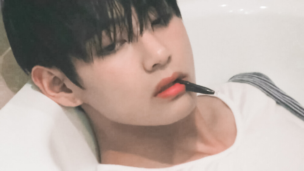  香 烟 和 草 莓
原截姜琰