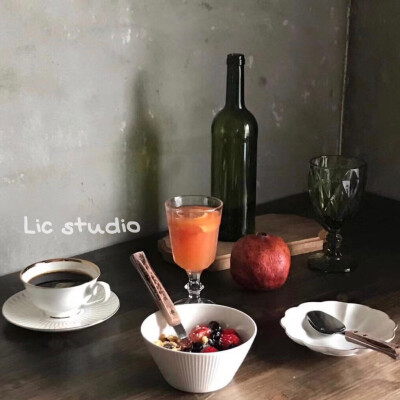 
Good luck
其实每个人都有自己的不如意。只是有的人站在阳光下，哭花了脸；有的人却躲在暗地里，开出了花。 ​
(⌒▽⌒)