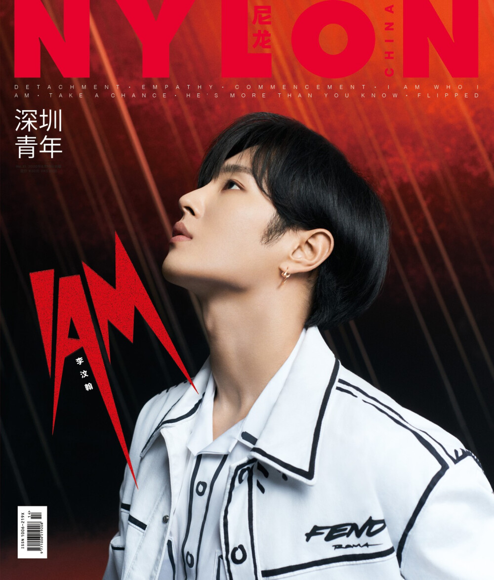 NYLON_CHINA：#NYLON尼龙六月刊#《NYLON 尼龙》六月刊封面——@UNINE_李汶翰
如果觉得生活有点枯燥，那么建议你赶紧去翻看@UNINE_李汶翰 的微博来调剂下。这位爱和大家唠嗑的青年实在是有点意思，他的日常有歪脖子的篮球框，有和家人的好笑互动。他会抱着宠物柯基“千寻”做深蹲，有事没事也都拿千寻来逗逗趣。自带搞笑天赋的青年首次登上尼龙封面，这次是清爽帅气·李·汶翰，还是精神小伙·尼古拉斯·翰？先祝这位临时三眼皮用户赶紧找回自己的双眼皮吧！[喵喵]