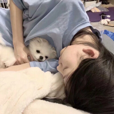 有人摸我的头 我下意识就躲开了 可有人就站在那里 我就想牵他的手。