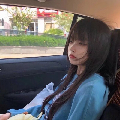 有人摸我的头 我下意识就躲开了 可有人就站在那里 我就想牵他的手。