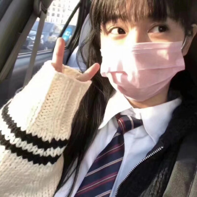 有人摸我的头 我下意识就躲开了 可有人就站在那里 我就想牵他的手。