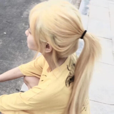 有人摸我的头 我下意识就躲开了 可有人就站在那里 我就想牵他的手。