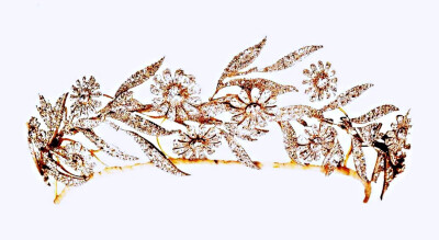 英国罗斯伯里伯爵的家族王冠，约制作于19世纪，这家子的第五代伯爵阿奇博尔德是英国首相，老婆汉娜是罗斯柴尔德的女继承人。近年伯爵继承人哈里的前妻卡洛琳和姐妹爱玛都戴过，顺带一提，哈里是苏富比的董事长