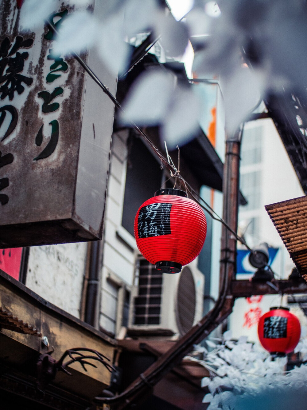 『神仙句子——连你都有舒适感』
午后的风声,怎么能被形容为一轮皎洁.
花的颜色,怎么会散发着淡淡的离别.
所为忧郁的空气,落笔后要怎么写.
最后,一直到你的微笑.
在我面前,满山遍野.
——方文山《听见下雨的声音》