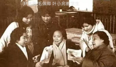 831越剧名伶
毛佩卿
1939年，她在天香大戏院主演的投军别窑，功架优美，唱做俱佳，名闻上海。
花旦姚水娟、老生商芳臣、小生毛佩卿合影照
毛佩卿与傅全香合影。傅全香写的《怀念恩姐毛佩卿》：…