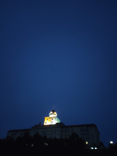 学校图书馆在夏天的夜晚给人一种神秘又神圣的感觉
And 室友买的小夜灯.