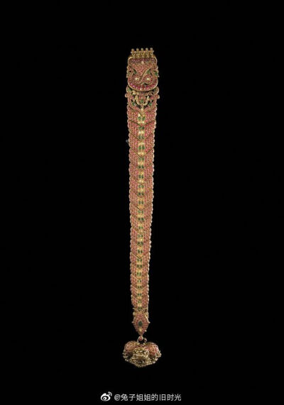 印度发饰，贾丹加姆（Jadanagam）南印度的Jadanagam，是新娘用来装饰辫子的。象征着光辉与力量的太阳形后脑勺，其后是新月形，寓意宁静与和平。重点则是镶满钻石和红宝石、祖母绿等名贵宝石的多头眼镜蛇神。
这个新…