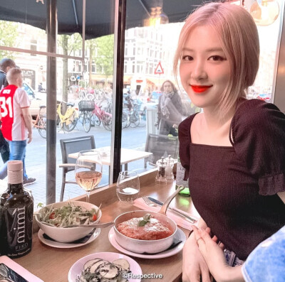 Rosé朴彩英
“我的玫瑰与枪.随时为Rosé女士待命” “ᵐʸ ʳᵒˢᵉˢ ᵃⁿᵈ ᵍᵘⁿˢ, ˢᵗᵃⁿᵈ ᵇʸ ᶠᵒʳ ᴹˢ. ᴿᵒˢé.”