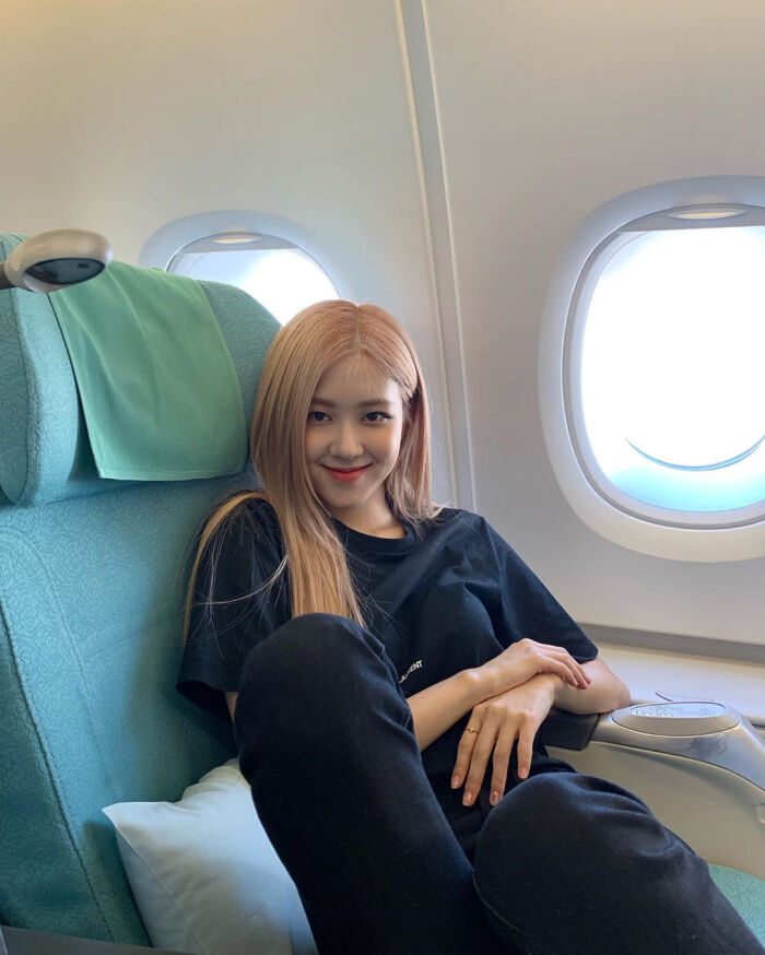 Rosé朴彩英
“我的玫瑰与枪.随时为Rosé女士待命” “ᵐʸ ʳᵒˢᵉˢ ᵃⁿᵈ ᵍᵘⁿˢ, ˢᵗᵃⁿᵈ ᵇʸ ᶠᵒʳ ᴹˢ. ᴿᵒˢé.”