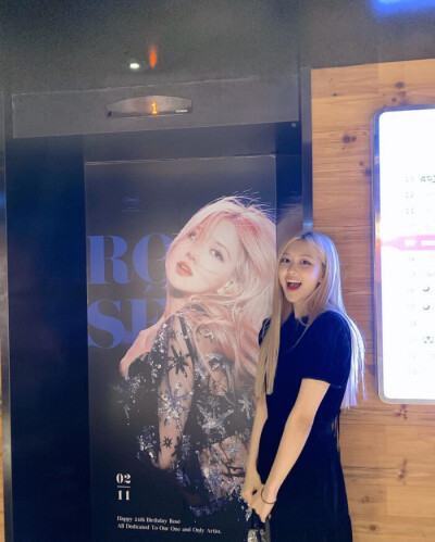 Rosé朴彩英
“我的玫瑰与枪.随时为Rosé女士待命” “ᵐʸ ʳᵒˢᵉˢ ᵃⁿᵈ ᵍᵘⁿˢ, ˢᵗᵃⁿᵈ ᵇʸ ᶠᵒʳ ᴹˢ. ᴿᵒˢé.”