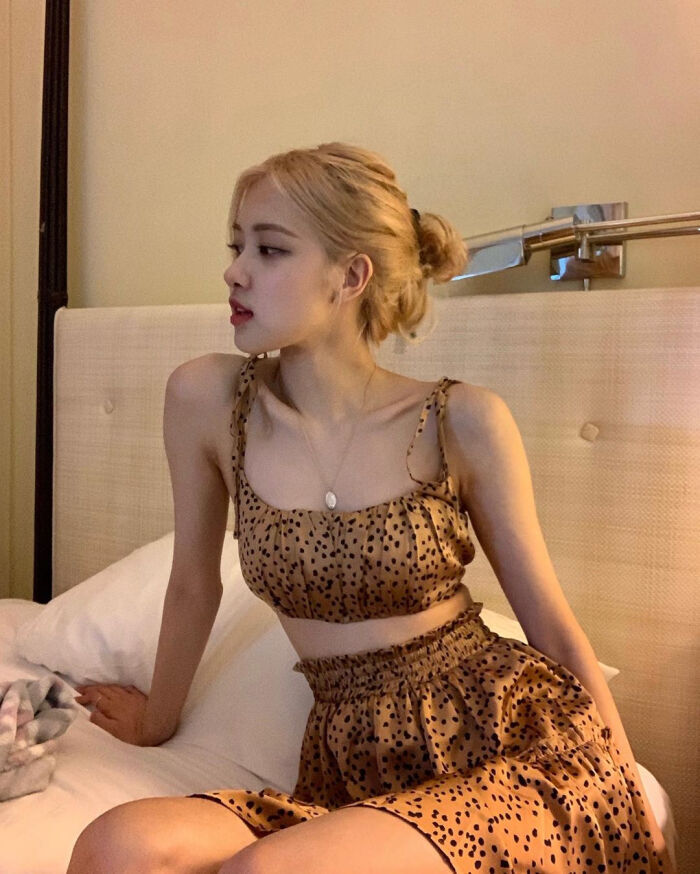 Rosé朴彩英
“我的玫瑰与枪.随时为Rosé女士待命” “ᵐʸ ʳᵒˢᵉˢ ᵃⁿᵈ ᵍᵘⁿˢ, ˢᵗᵃⁿᵈ ᵇʸ ᶠᵒʳ ᴹˢ. ᴿᵒˢé.”