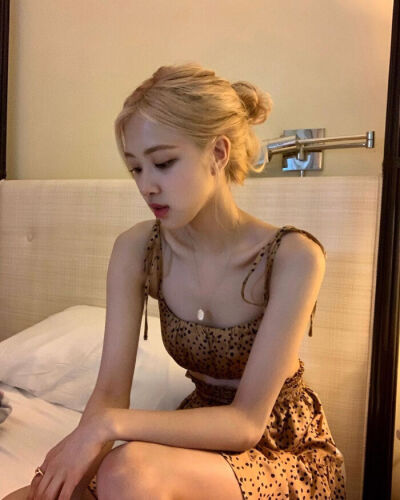 Rosé朴彩英
“我的玫瑰与枪.随时为Rosé女士待命” “ᵐʸ ʳᵒˢᵉˢ ᵃⁿᵈ ᵍᵘⁿˢ, ˢᵗᵃⁿᵈ ᵇʸ ᶠᵒʳ ᴹˢ. ᴿᵒˢé.”