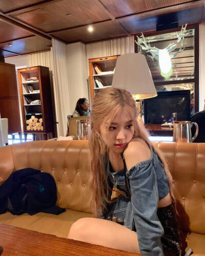 Rosé朴彩英
“我的玫瑰与枪.随时为Rosé女士待命” “ᵐʸ ʳᵒˢᵉˢ ᵃⁿᵈ ᵍᵘⁿˢ, ˢᵗᵃⁿᵈ ᵇʸ ᶠᵒʳ ᴹˢ. ᴿᵒˢé.”