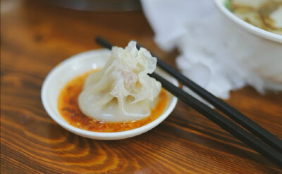 闲来茶饭足，百年恍恍惚。