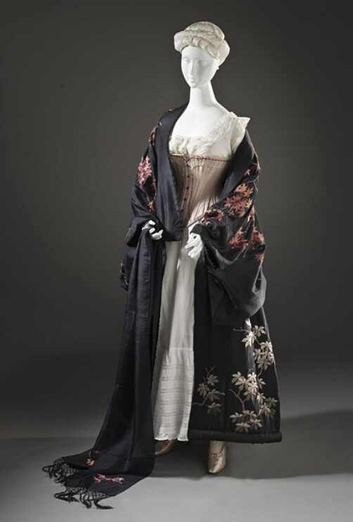 带腰带的和服风格女式刺绣晨衣真丝绉纱材质19世纪末20世纪初67
