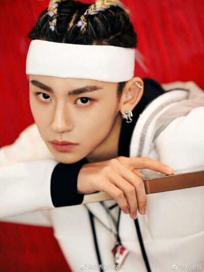 少年与爱 永不老去
即便披荆斩棘 丢失怒马鲜衣
——莫峻 ​