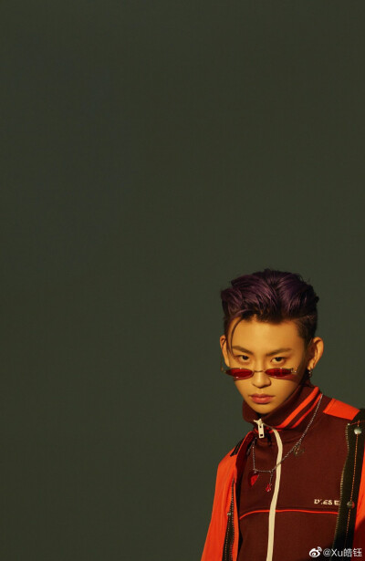 少年与爱 永不老去
即便披荆斩棘 丢失怒马鲜衣
——莫峻 ​