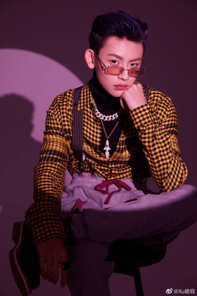 少年与爱 永不老去
即便披荆斩棘 丢失怒马鲜衣
——莫峻 ​