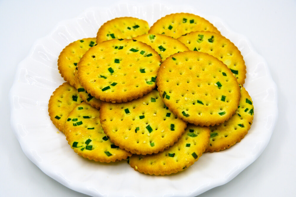 葱油饼干 葱 葱花 大葱 食用油 植物油 饼干 蛋 鸡蛋 卵 小麦 白面 蒸 熟的 甜点 糕点 点心 面点 蜂蜜 甜蜜 分享 烤 烘焙 食物 食品 美食 美味 膳食 饮食 白色瓷盘 容器 瓷盘 圆形 装饰 白色 白色背景 吃 中国传统糕点 传统食品 甜的 营养 面食 排列 精致 零食 零嘴 小吃
