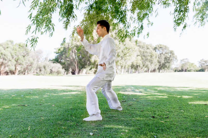 在公园练习太极拳-macw图库素材
超清原图下载：https://sc.macw.com/atlas/409_1.html
太极是中国思想史上的重要概念，主要继承自《周易》：“易有大恒，始生两仪。两仪生四象，四象生八卦。”（马王堆出土本），因汉初避刘恒讳，故改“恒”为“极”。“太”与“大”古时相通，而“泰”又与“太”相通。更多超清原图欢迎到macw.com下载！