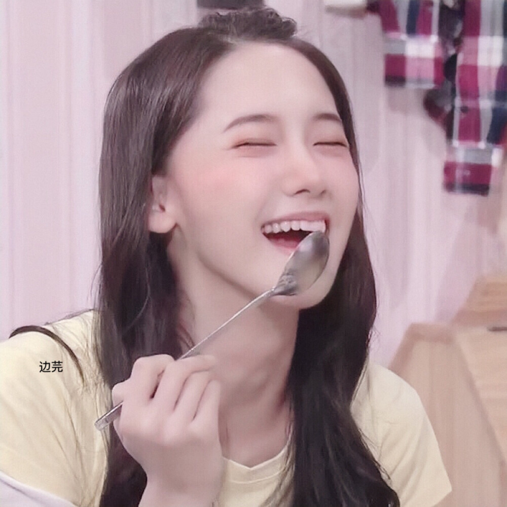 我追逐光芒 追逐温柔 追逐你.
边芫/ 林允儿
原 小黄君