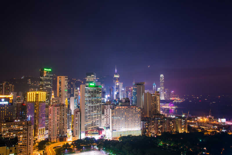 夜晚的城市灯光夜景-macw图库素材
超清原图下载：https://sc.macw.com/atlas/867_1.html
夜晚的城市灯光夜景,夜景在现实生活中，夜景光源为月光、星光及生活照明的灯光，其亮度大多数情况不能满足影视摄影的要求。在影视摄影中多用人工光照明拍摄夜景，尤其是带人物的镜头。更多超清原图欢迎到macw.com下载！