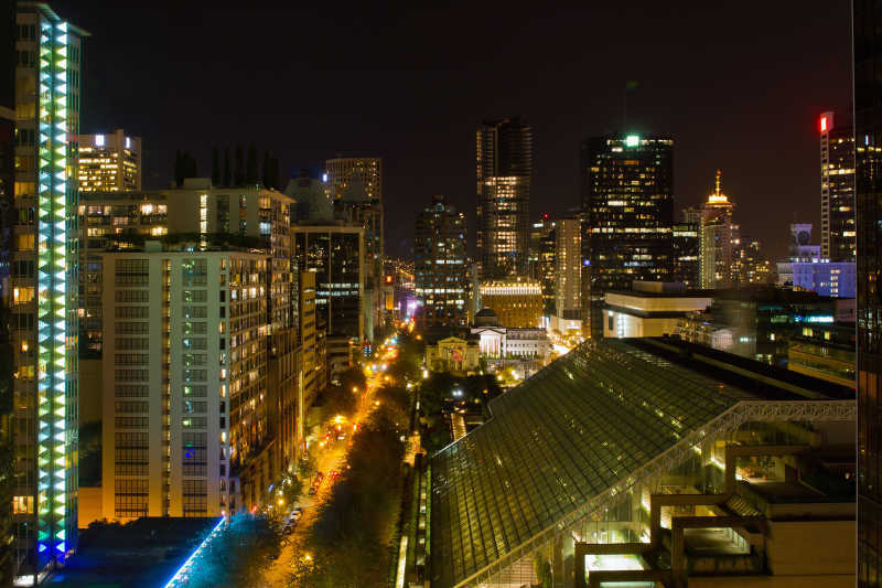 夜晚的城市灯光夜景-macw图库素材
超清原图下载：https://sc.macw.com/atlas/867_1.html
夜晚的城市灯光夜景,夜景在现实生活中，夜景光源为月光、星光及生活照明的灯光，其亮度大多数情况不能满足影视摄影的要求。在影视摄影中多用人工光照明拍摄夜景，尤其是带人物的镜头。更多超清原图欢迎到macw.com下载！