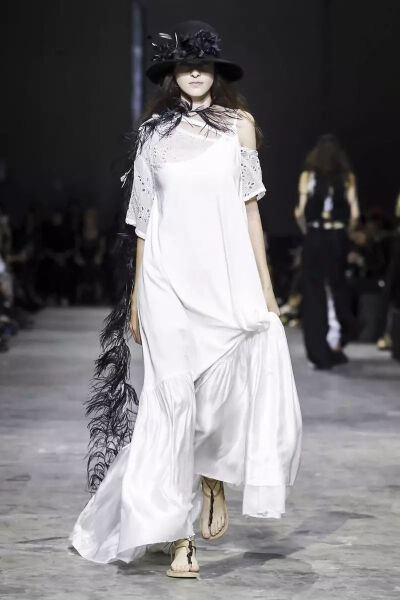 Ann Demeulemeester最新的2018春夏系列，