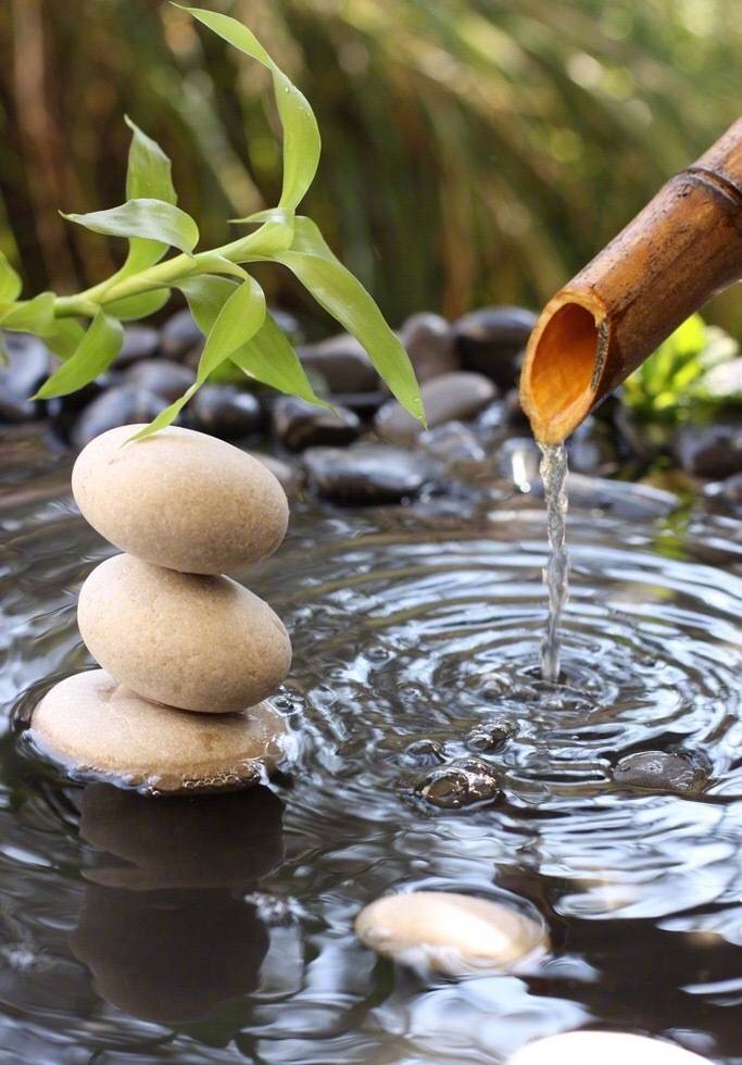 【原创】窗外风疾雨劲，廊里缓步停停。
近闻啥花湿香，远见新荷娉娉。
——《夏日初雨》
晓窗迎新光，小扇引微凉。
叹嗟春逝早，呜呼夏日长。 ​​​
——《夏初日》
一页一页又一页，夜夜数页入深夜。
平生此好乐不疲，页页如舟也如阶。
——《读书日读书有感》
文/西山五柳生
#诗词# #夏天#