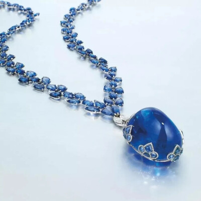 迄今已知最大的缅甸弧面切割蓝宝石——Ultimate Mogok Blue Treasure，重达396.89ct。