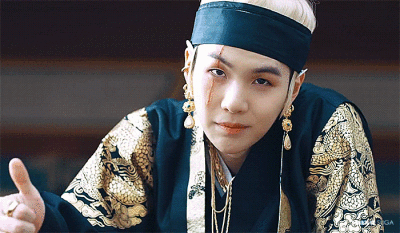 闵玧其 SUGA 大吹打
cr.web